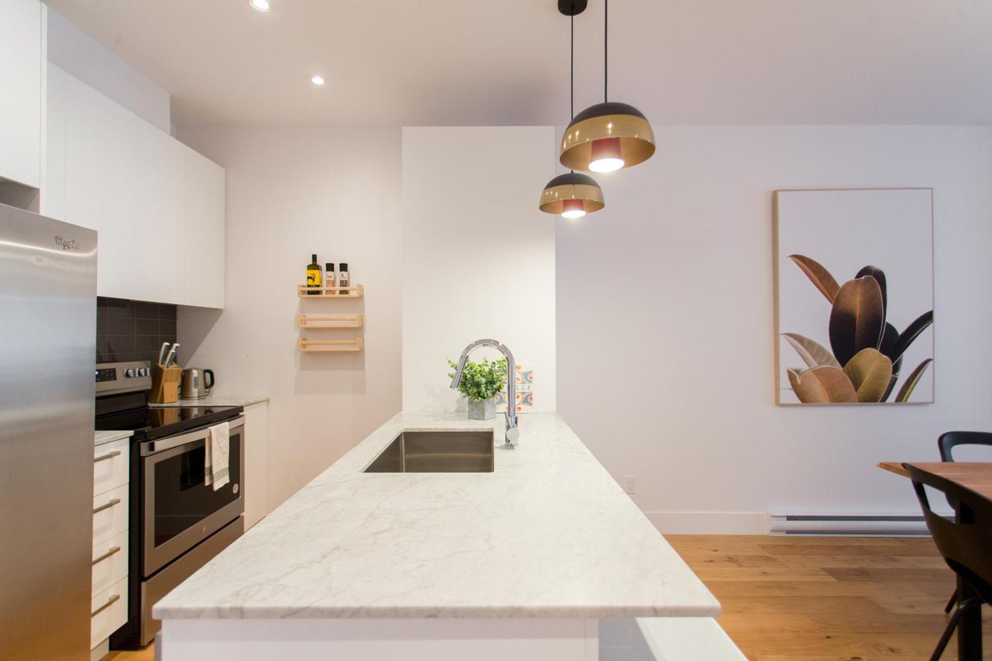 Hip, Stylish Apartment In Little Italy By Den Stays A Montreal Habitación foto