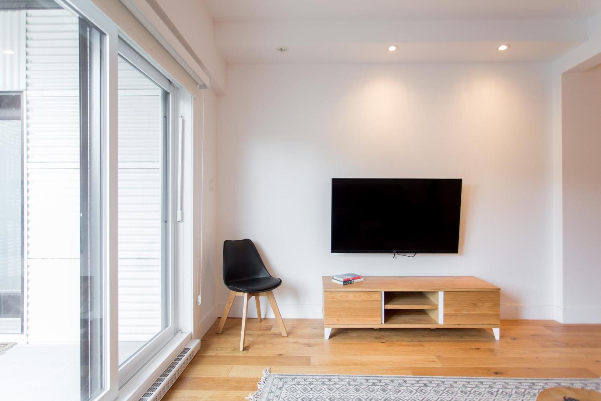 Hip, Stylish Apartment In Little Italy By Den Stays A Montreal Habitación foto
