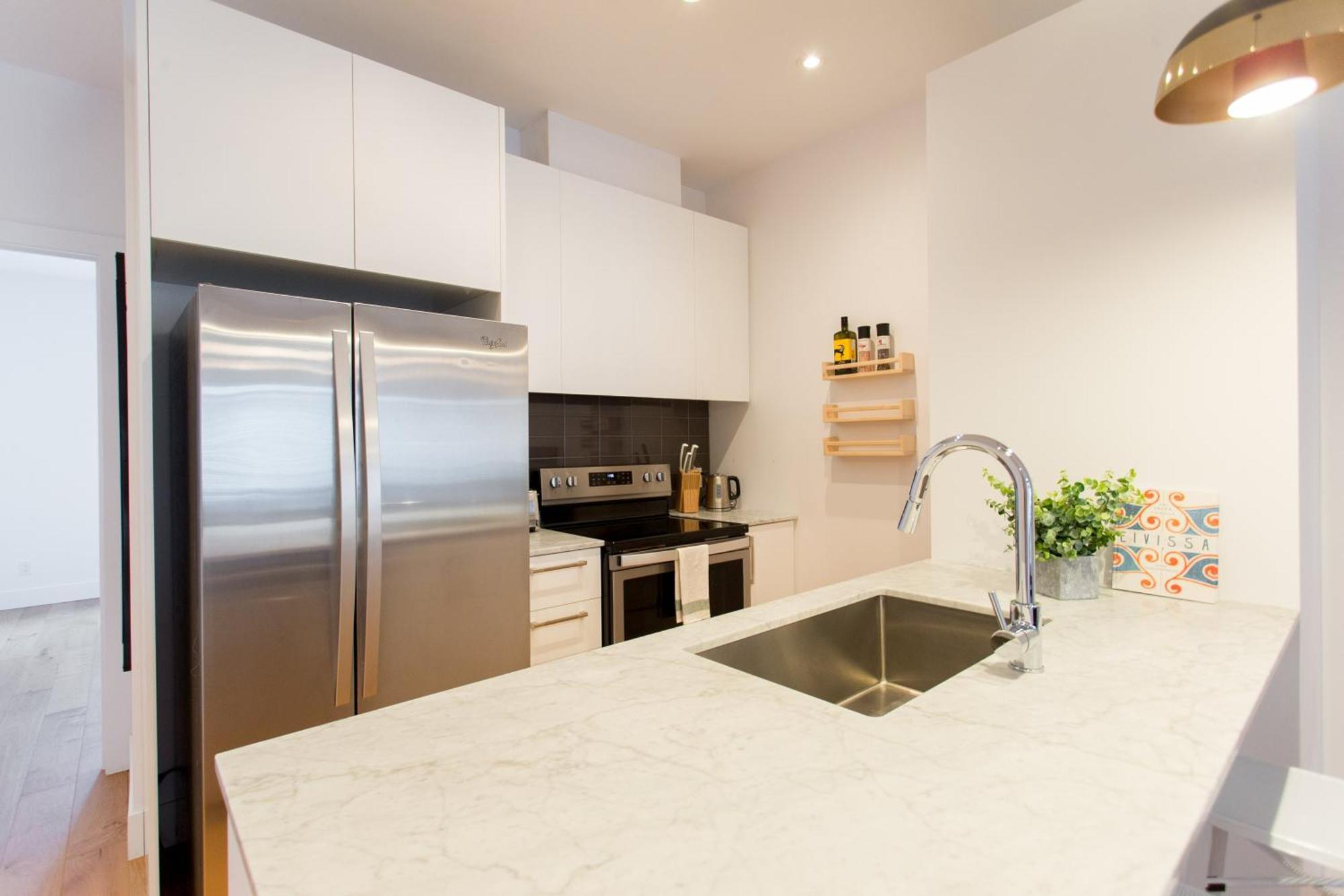Hip, Stylish Apartment In Little Italy By Den Stays A Montreal Habitación foto