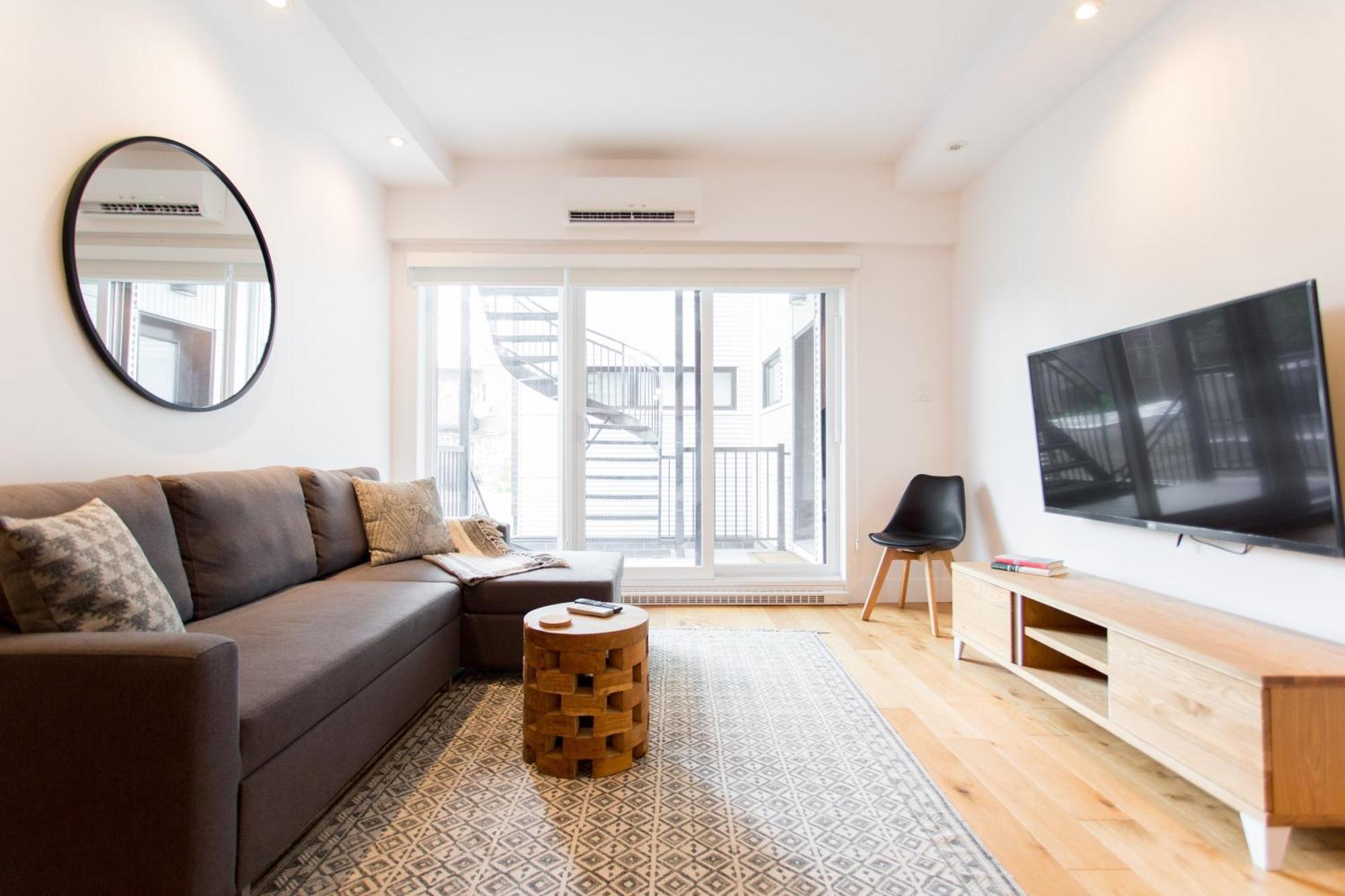 Hip, Stylish Apartment In Little Italy By Den Stays A Montreal Habitación foto