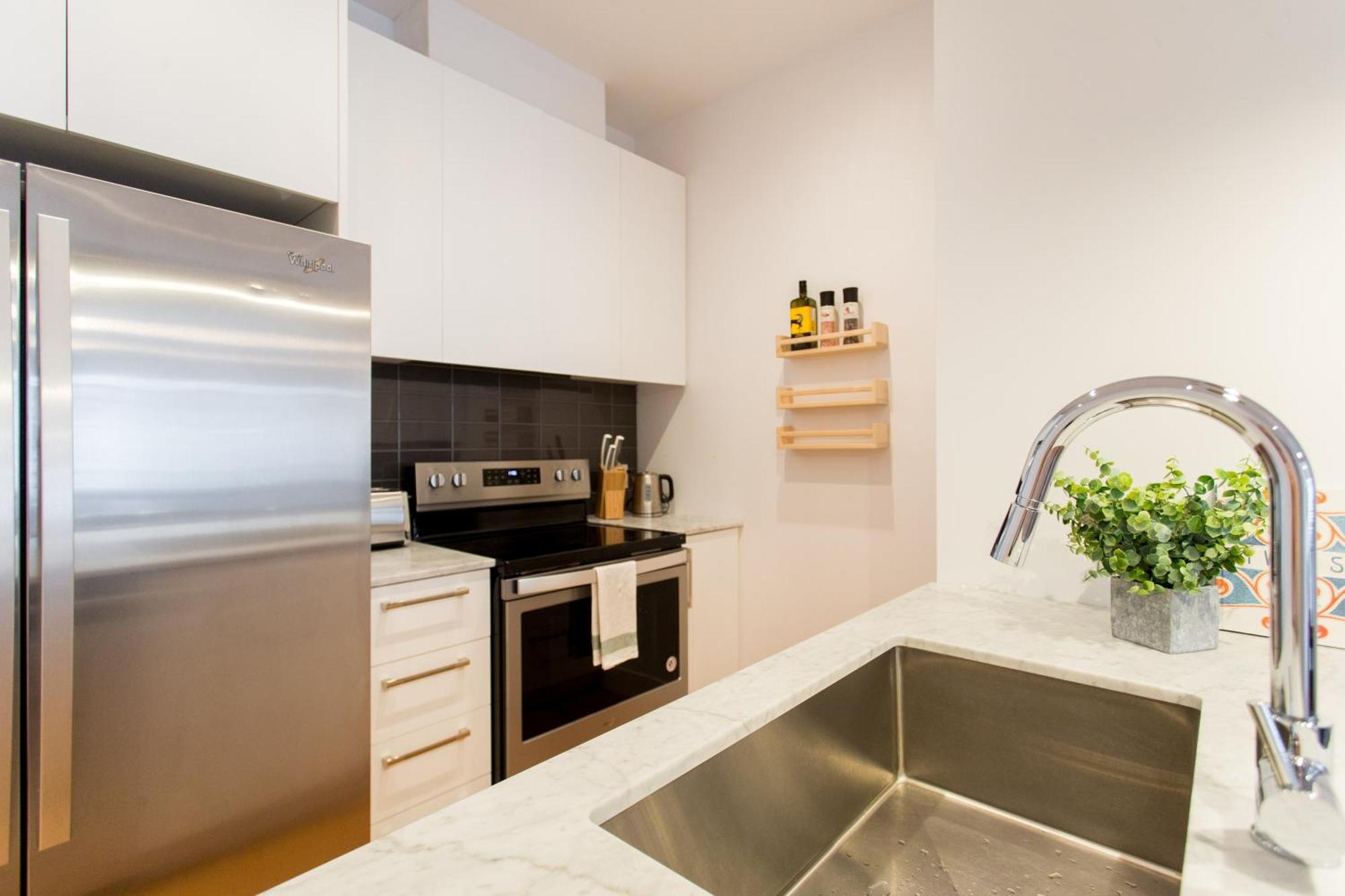 Hip, Stylish Apartment In Little Italy By Den Stays A Montreal Habitación foto